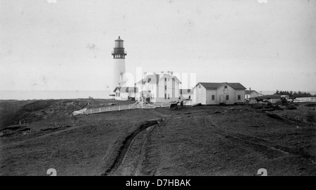Der Yaquina Head Lighthouse an der Küste Oregons ist in diesem Bild aus dem OSU-Archiv dargestellt. Der Leuchtturm ist ein markantes Wahrzeichen, das Schiffe sicher entlang der Küste führt und seine historische Rolle in der Seeschifffahrt entlang des pazifischen Nordwestens widerspiegelt. Stockfoto