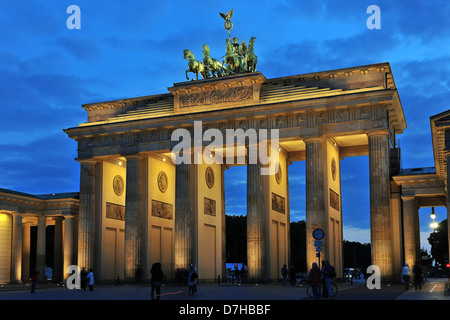 Das Brandenburger Tor in Berlin bei Nacht Stockfoto