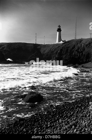 Der Yaquina Head Lighthouse an der Küste von Oregon ist ein historischer Leuchtturm, der 1873 erbaut wurde. Es ist ein Leuchtturm für die Seefahrt entlang der zerklüfteten Küste. Der Leuchtturm ist ein bekanntes Wahrzeichen, mit atemberaubendem Blick auf den Pazifischen Ozean und Teil des Yaquina Head Outstanding Natural Area. Stockfoto