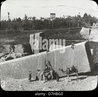 Dieses Foto zeigt einen kolossalen gehauenen Block aus den alten Steinbrüchen von Baalbek, der sich im heutigen Libanon befindet. Der Block ist Teil des massiven Mauerwerks, das für den Bau des Jupitertempels aus der Römerzeit verwendet wurde. Stockfoto