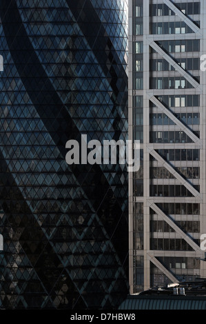 Die Swiss Re Gebäude (L), auch bekannt als The Gherkin, und die Heron Tower (R) sind in der City of London abgebildet Stockfoto