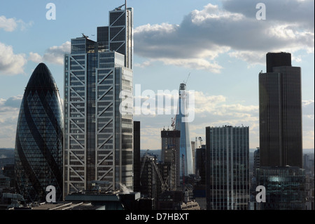 Gesamtansicht von der Swiss Re Gebäude (L), besser bekannt als The Gherkin Heron-Tower (1. verließ die Scherbe und Tower 42 (R) Stockfoto