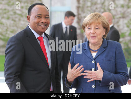 Berlin, Deutschland. 8. Mai 2013. Bundeskanzlerin Angela Merkel empfängt nigrischen Präsidenten Mahamadou Issoufou am Kanzleramt in Berlin, Deutschland, 8. Mai 2013. Foto: WOLFGANG KUMM/Dpa/Alamy Live News Stockfoto