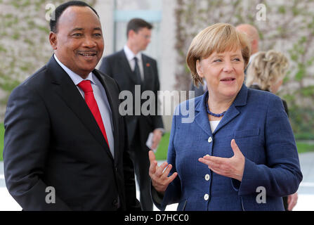 Berlin, Deutschland. 8. Mai 2013. Bundeskanzlerin Angela Merkel empfängt nigrischen Präsidenten Mahamadou Issoufou am Kanzleramt in Berlin, Deutschland, 8. Mai 2013. Foto: WOLFGANG KUMM/Dpa/Alamy Live News Stockfoto