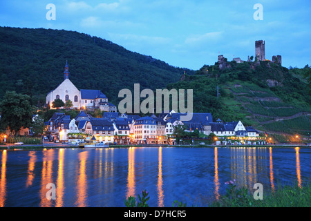 Deutschland, Rheinland-Pfalz, Moseltal, Beilstein bei der Dämmerung Stockfoto