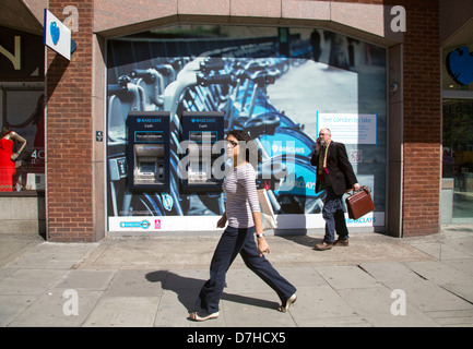 Barclays Bank mit Geldautomaten und großes Foto von Barclays "Boris" in High Holborn Fahrräder außerhalb Stockfoto