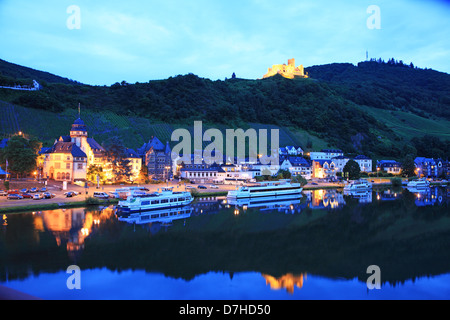 Deutschland, Rheinland-Pfalz, Moseltal, Bernkastel in der Abenddämmerung Stockfoto