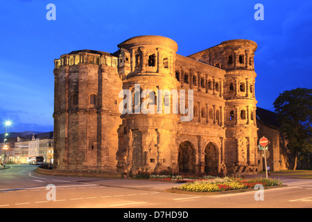 Deutschland, Rheinland-Pfalz, Moseltal, Trier, Porta Nigra in der Abenddämmerung, UNESO Welterbe Stockfoto