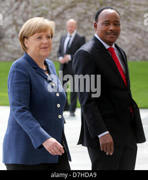 Berlin, Deutschland. 8. Mai 2013. Deutsche Bundeskanzlerin Angela Merkel (L) erhält nigrischen Präsidenten Mahamadou Issoufou mit militärischen Ehren im Bundeskanzleramt in Berlin, Deutschland, 8. Mai 2013. Foto: WOLFGANG KUMM/Dpa/Alamy Live News Stockfoto