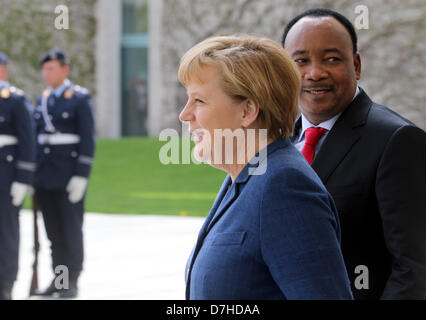 Berlin, Deutschland. 8. Mai 2013. Bundeskanzlerin Angela Merkel empfängt nigrischen Präsidenten Mahamadou Issoufou mit militärischen Ehren im Bundeskanzleramt in Berlin, Deutschland, 8. Mai 2013. Foto: WOLFGANG KUMM/Dpa/Alamy Live News Stockfoto