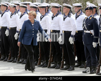 Berlin, Deutschland. 8. Mai 2013. Bundeskanzlerin Angela Merkel geht vorbei an Soldaten das Wachbataillon der Bundeswehr, bevor sie nigrischen Präsidenten Mahamadou Issoufou am Kanzleramt in Berlin, Deutschland, 8. Mai 2013 erhält. Foto: WOLFGANG KUMM/Dpa/Alamy Live News Stockfoto