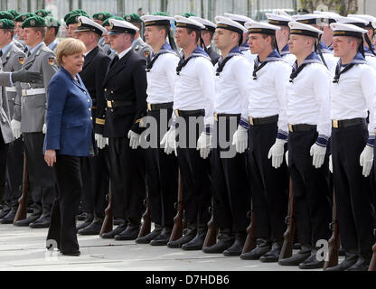 Berlin, Deutschland. 8. Mai 2013. Bundeskanzlerin Angela Merkel spricht mit Soldaten das Wachbataillon der Bundeswehr, bevor sie nigrischen Präsidenten Mahamadou Issoufou am Kanzleramt in Berlin, Deutschland, 8. Mai 2013 erhält. Foto: WOLFGANG KUMM/Dpa/Alamy Live News Stockfoto