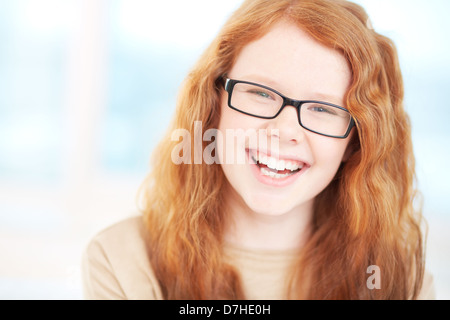 Teenager-Mädchen in Brillen, Blick in die Kamera und lachen Stockfoto