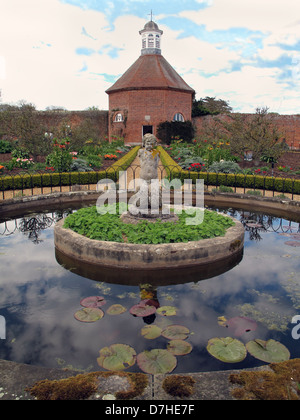 Statue im ummauerten Garten in Felbrigg Hall in Felbrigg Norfolk Stockfoto