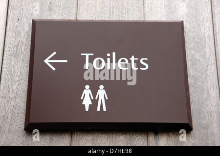 WC-Schild mit Pfeil markiert die Annehmlichkeiten Stockfoto