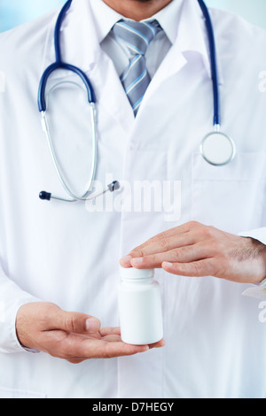 Nahaufnahme des Arztes halten neue Medizin Stockfoto