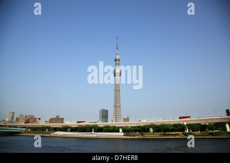 Japan, Tokio, Sumida-Ku, Tokyo Sky Tree (634 m) von Sumida-Fluss Stockfoto