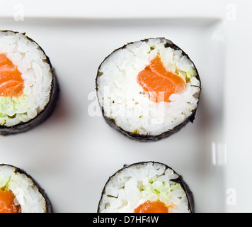 Lachs rollt auf einem weißen Teller Stockfoto