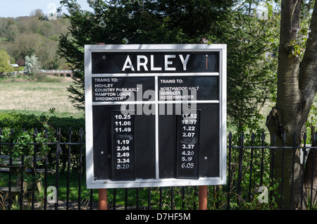 Zeitplan am Arley Bahnhof in Worcestershire auf der Route der Severn Valley Railway, die Dampflokomotiven trägt Stockfoto