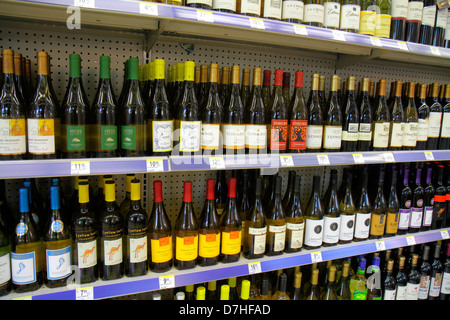 Miami Beach, Florida, Walgreens, Spirituosengeschäft, Regalen, Einzelhandel Vitrinenverkauf, Preise, Flaschen, alkoholische Getränke, Wein, FL121231110 Stockfoto