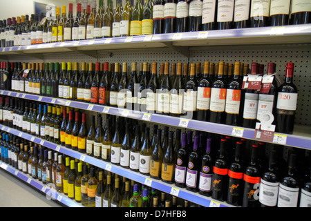 Miami Beach, Florida, Walgreens, Spirituosengeschäft, Regalen, Einzelhandel Vitrinenverkauf, Preise, Flaschen, alkoholische Getränke, Wein, FL121231111 Stockfoto