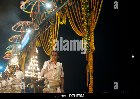 Die täglichen Rituale der Ganga Aarti in Varanasi Haupt-Ghat. Stockfoto