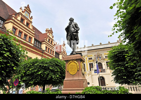 Die Goethe-Denkmal auf dem Naschmarkt in Leipzig hinter dem alten Rathaus Stockfoto