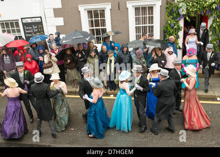 Helston Flora Tag 2013, Mittag Tänzer aus einem lokalen Gebäude entstehen und weiter auf der Straße tanzen.   Bob Sharples Alamy Nachrichten Stockfoto