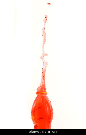 Die rote Shooting Wasserform Flasche auf dem weißen Hintergrund. Stockfoto