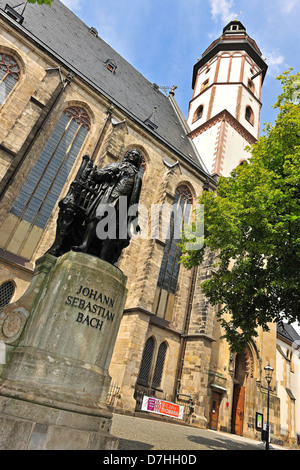 Die Thomaskirche in Leipzig mit Johann Sebastian Bach Denkmal Stockfoto