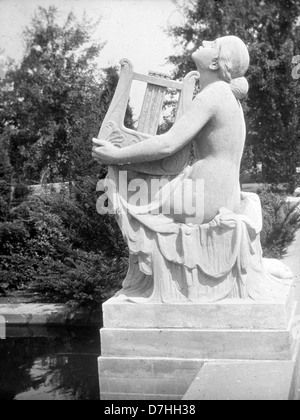 Eine Gartenskulptur in der Cranbrook Educational Community in Bloomfield Hills, Michigan, die feine Kunstfertigkeit und Skulpturen in einer friedlichen Umgebung im Freien zeigt. Stockfoto