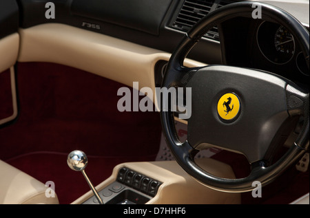 Ferrari-Interieur zeigt Ferrari Lenkrad und Chrom Getriebe Stick, Formel 1, Formel Eins, Auto, Rennsport, Motor, Sport, Auto, Stockfoto