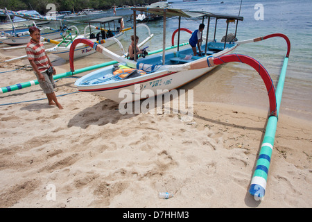 mieten kleine Ausflugsboote zum Schnorcheln und Tauchen auf Bali. Stockfoto