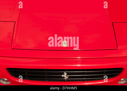 Roter Ferrari 355 Spyder zeigt Pferd Logo Silber auf dem Grill mit Nebel Lichter auf Show, Auto, Rennsport, motor, Formel 1, Formel Stockfoto