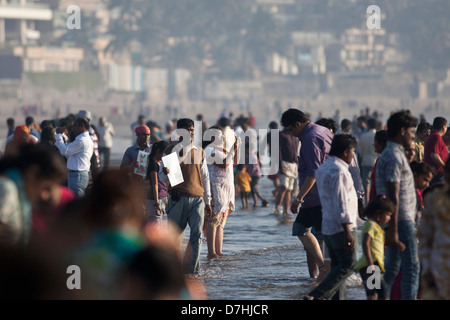 Massen an einem Strand in Mumbai, Indien Stockfoto