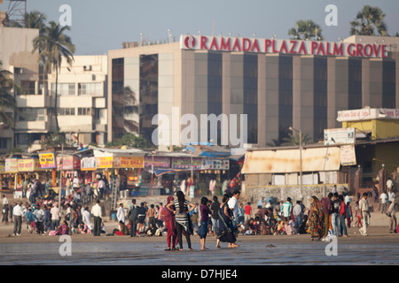 Massen an einem Strand in Juhu, Mumbai, Indien Stockfoto