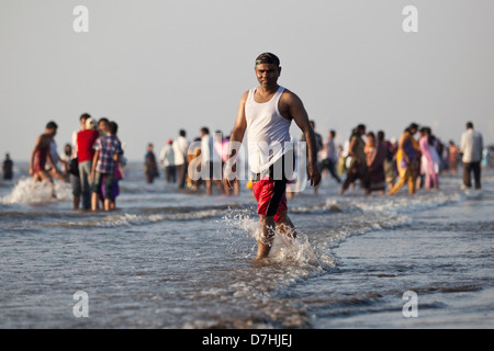 Massen an einem Strand in Mumbai, Indien Stockfoto