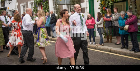 Helston Flora Tag 2013, Tänzer, amüsieren sich unterwegs auf Meneage Straße.  Bob Sharples Alamy Nachrichten Stockfoto