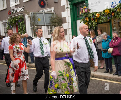 Helston Flora Tag 2013, Tänzer, die durch die Meneage Straße, Bob Sharples Alamy Nachrichten verschieben Stockfoto