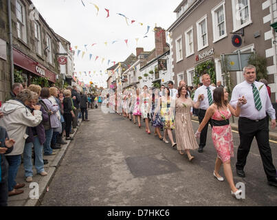 Helston Flora Tag 2013, Menschenmassen auf den Bürgersteigen verpackt sehen und machen Weg für die Tänzer in der Meneage Straße.  Bob Sharples Alamy Nachrichten Stockfoto