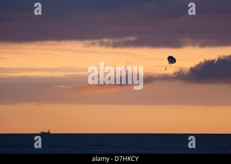 Parasailing in Boracay, Philippinen Stockfoto