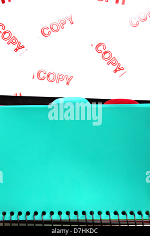 Notebook ruht auf einem weißen Hintergrund und der Text auf der Kopie. Stockfoto