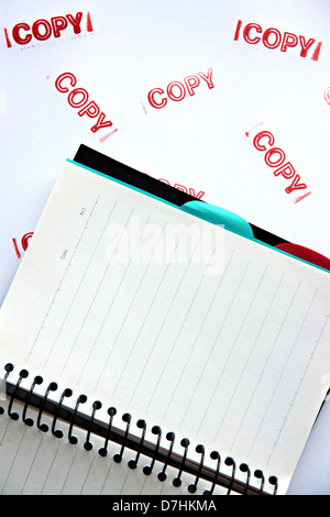 Notebook ruht auf einem weißen Hintergrund und der Text auf der Kopie. Stockfoto