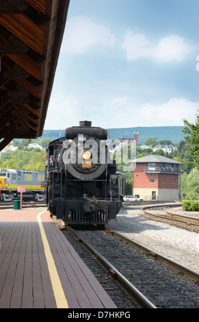 Dampf-Lokomotive kanadischen nationalen 3254 Annäherung an Pkw-Plattform bei Steamtown National Historic Site Stockfoto