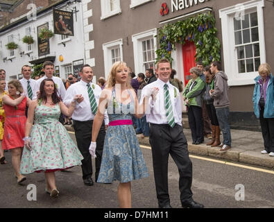 Helston Flora Tag 2013, Tänzer in Meneage Street Bob Sharples Alamy Nachrichten Stockfoto