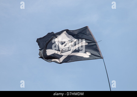 Totenkopf Flagge, auch bekannt als Jolly Roger Stockfoto
