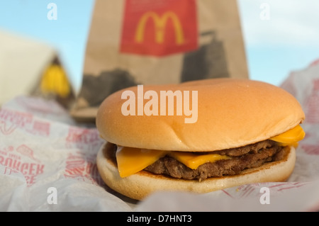 Mcdonald's Mcdouble Cheeseburger. Stockfoto