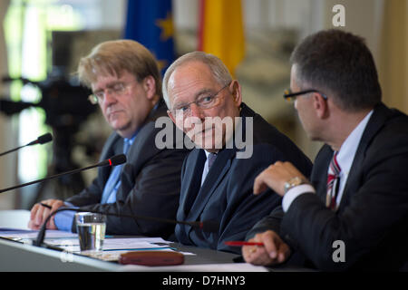 Deutschland, Berlin. 8. Mai 2013. Bundesminister für Finanzen, Wolfgang Schäuble hält eine Pressekonferenz auf 2013 Steuerprojektionen.  Kredit Kredit: Gonçalo Silva/Alamy Live-Nachrichten. Stockfoto