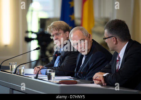 Deutschland, Berlin. 8. Mai 2013. Bundesminister für Finanzen, Wolfgang Schäuble hält eine Pressekonferenz auf 2013 Steuerprojektionen.  Kredit Kredit: Gonçalo Silva/Alamy Live-Nachrichten. Stockfoto