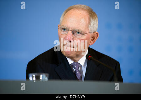 Deutschland, Berlin. 8. Mai 2013. Bundesminister für Finanzen, Wolfgang Schäuble hält eine Pressekonferenz auf 2013 Steuerprojektionen.  Kredit Kredit: Gonçalo Silva/Alamy Live-Nachrichten. Stockfoto